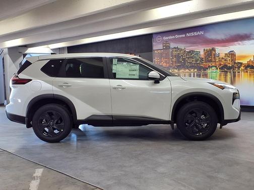 Everest White Pearl Tricoat 2026 Nissan Rogue SV