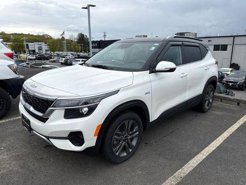 Snow White Pearl 2023 Kia Seltos S