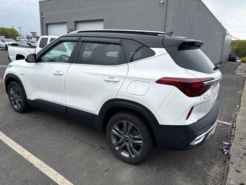Snow White Pearl 2023 Kia Seltos S