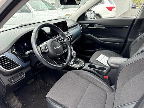 Snow White Pearl 2023 Kia Seltos S