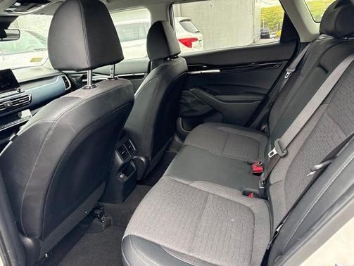 Snow White Pearl 2023 Kia Seltos S