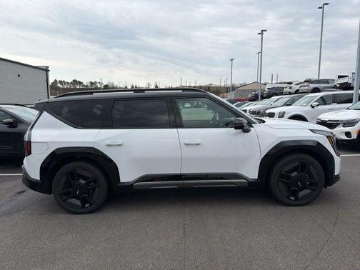Glacier White Pearl/Ebony Black Roof 2026 Kia EV9 GT-Line