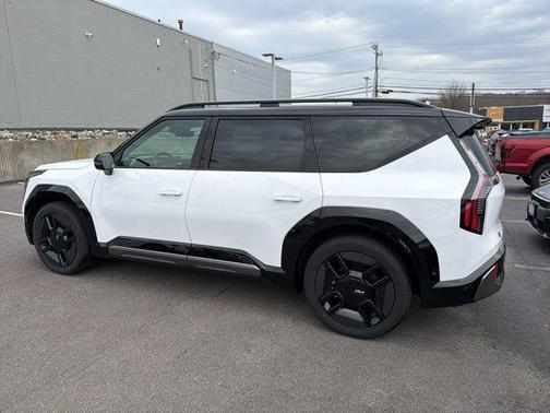 Glacier White Pearl/Ebony Black Roof 2026 Kia EV9 GT-Line