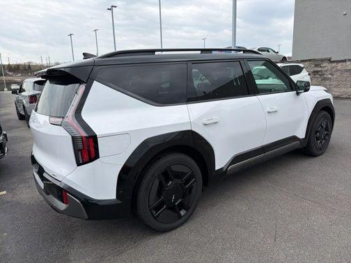 Glacier White Pearl/Ebony Black Roof 2026 Kia EV9 GT-Line