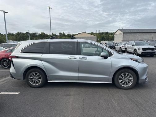 2022 Toyota Sienna LE