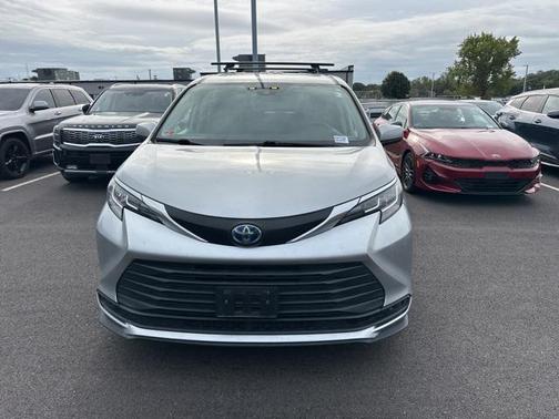 2022 Toyota Sienna LE
