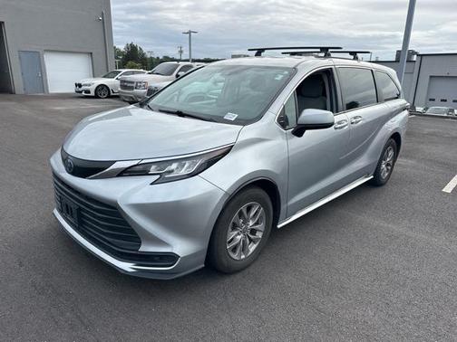 2022 Toyota Sienna LE