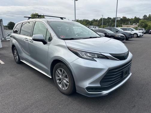 2022 Toyota Sienna LE