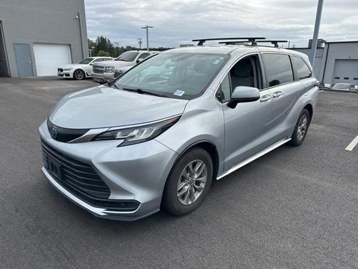 2022 Toyota Sienna LE