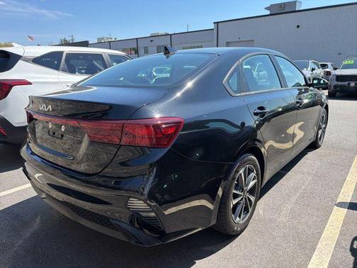 Aurora Black 2024 Kia Forte LXS