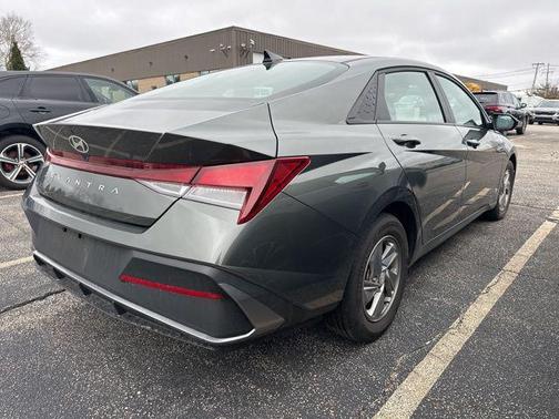 2024 Hyundai ELANTRA SE