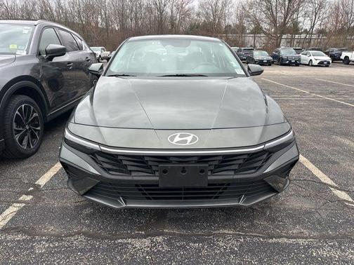 2024 Hyundai ELANTRA SE