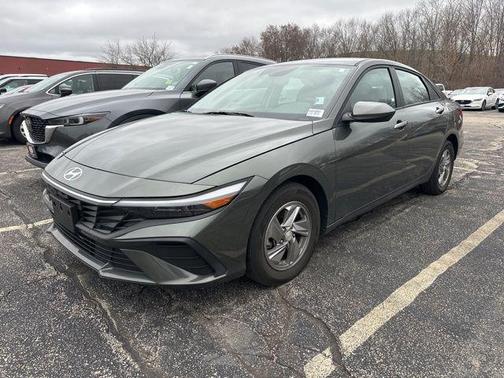 2024 Hyundai ELANTRA SE