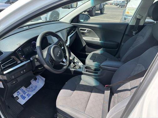 Snow White Pearl 2022 Kia Niro LX