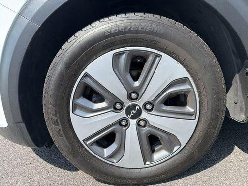 Snow White Pearl 2022 Kia Niro LX