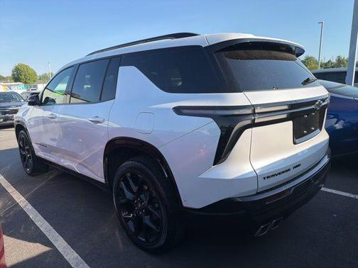 Iridescent Pearl Tricoat 2025 Chevrolet Traverse RS