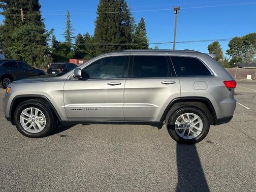 Billet Silver Metallic Clearcoat 2017 Jeep Grand Cherokee Laredo