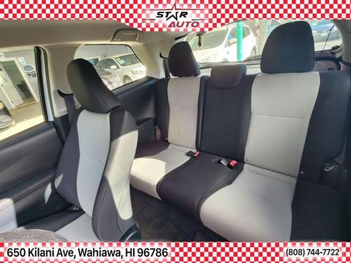 Photo 4 of 9 of 2014 Toyota Yaris LE
