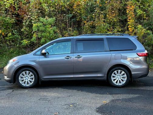 2017 Toyota Sienna LE