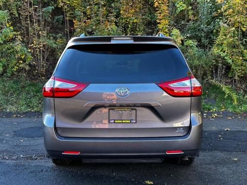 2017 Toyota Sienna LE