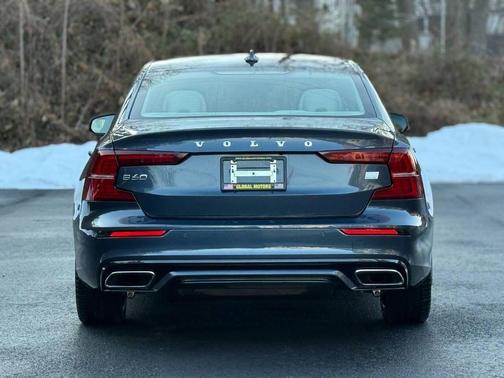 2022 Volvo S60 Recharge Plug-In Hybrid T8 R-Design Expression