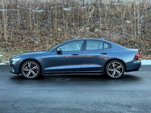 2022 Volvo S60 Recharge Plug-In Hybrid T8 R-Design Expression