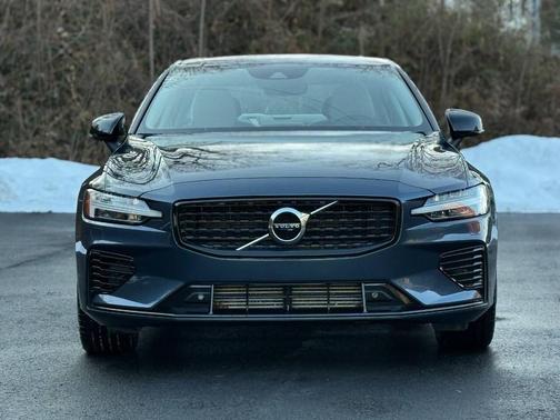 2022 Volvo S60 Recharge Plug-In Hybrid T8 R-Design Expression