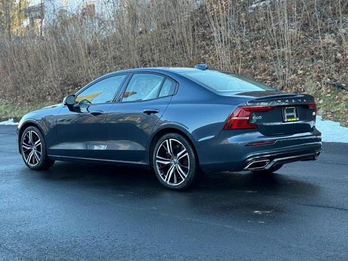 2022 Volvo S60 Recharge Plug-In Hybrid T8 R-Design Expression