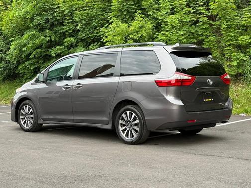 Pewter 2018 Toyota Sienna XLE Premium