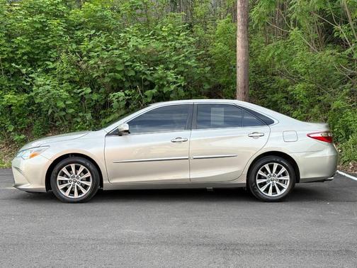 Creme Brulee Mica 2017 Toyota Camry XLE