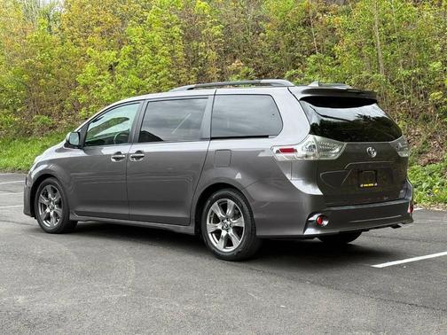Predawn Gray Mica 2018 Toyota Sienna SE Premium