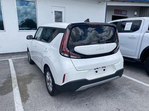 Snow White Pearl 2023 Kia Soul LX