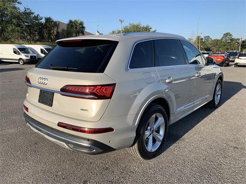 2024 Audi Q7 45 Premium Plus