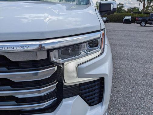 Iridescent Pearl Tricoat 2025 Chevrolet Silverado 1500 High Country