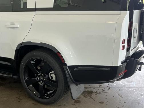 2025 Land Rover Defender 130 P400 X-Dynamic SE