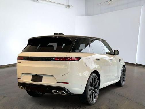 Fuji White 2026 Land Rover Range Rover Sport SE