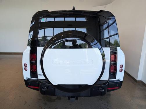 2025 Land Rover Defender 130 P400 X-Dynamic SE