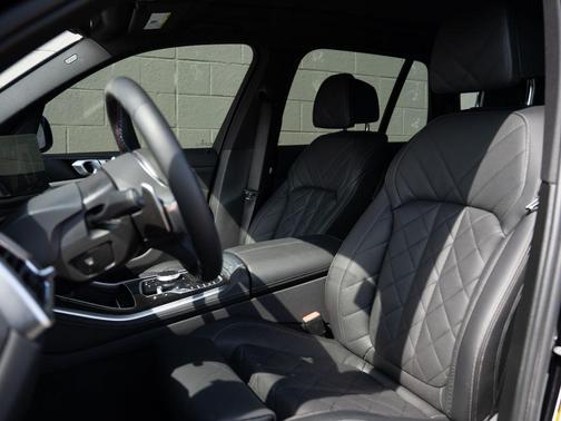 Black Sapphire Metallic 2025 BMW X5 M60i
