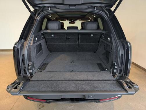 2025 Land Rover Range Rover P615 SV