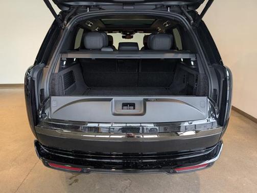 2025 Land Rover Range Rover P615 SV