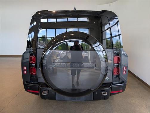 2023 Land Rover Defender 130 X-Dynamic SE
