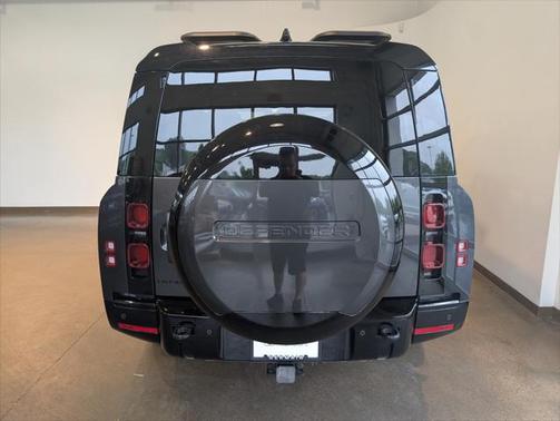 2024 Land Rover Defender 130 P400 X-Dynamic SE