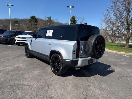 Hakuba Silver Metallic 2024 Land Rover Defender 110 P500 SE