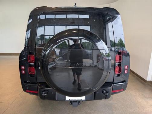 2025 Land Rover Defender 130 P400 X-Dynamic SE