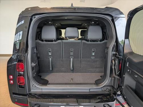 2025 Land Rover Defender 130 P400 X-Dynamic SE