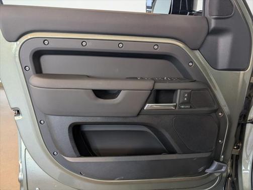 2025 Land Rover Defender 130 P400 X-Dynamic SE