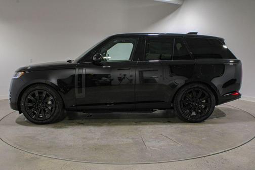 Santorini Black 2026 Land Rover Range Rover P550e SE