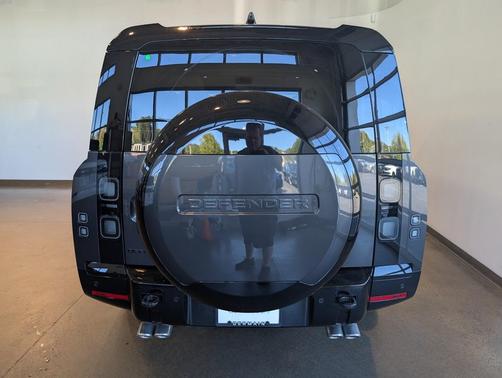 2026 Land Rover Defender V8