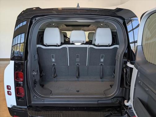 2025 Land Rover Defender 130 P400 X-Dynamic SE