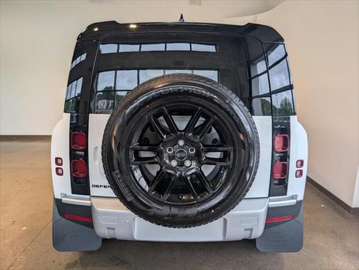 2025 Land Rover Defender 110 P300